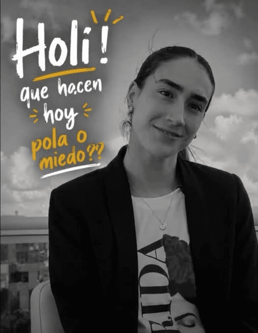 Meme en blanco y negro de Sofía Vela con el texto Holi, qué hacen hoy, pola o miedo