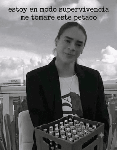 Meme en blanco y negro de Sofía Vela junto a un petaco de cerveza